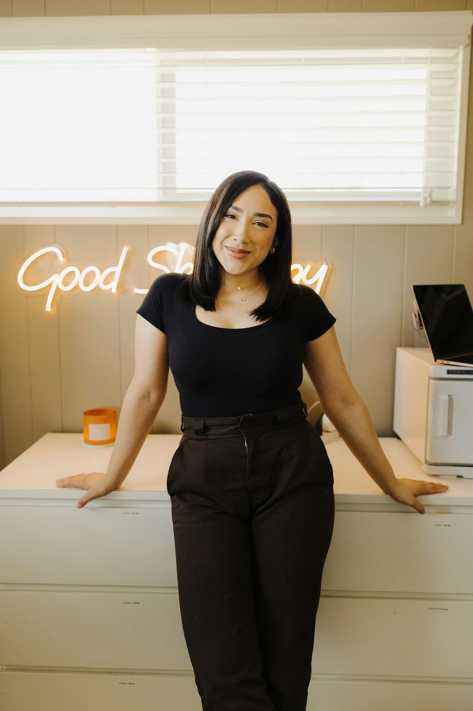 Une entrepreneuse dans l'espace où elle prépare ses commandes