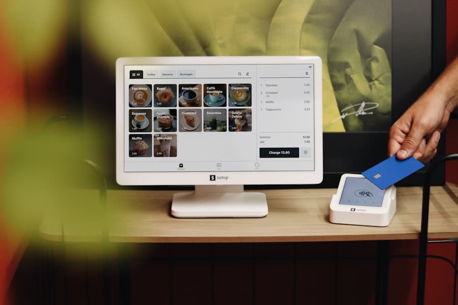 Un client règle son achat par carte sans contact