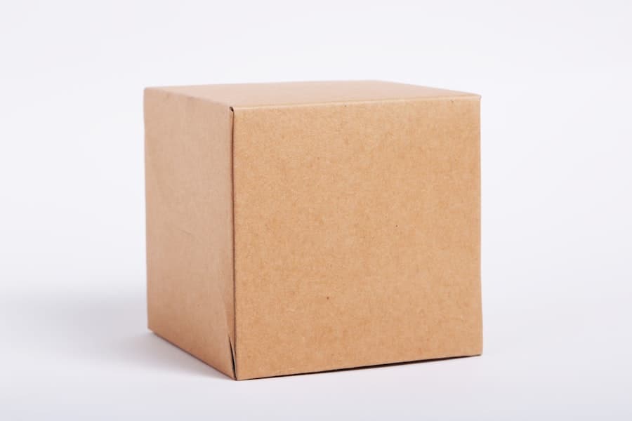 Un carton d'expédition prêt à être envoyé