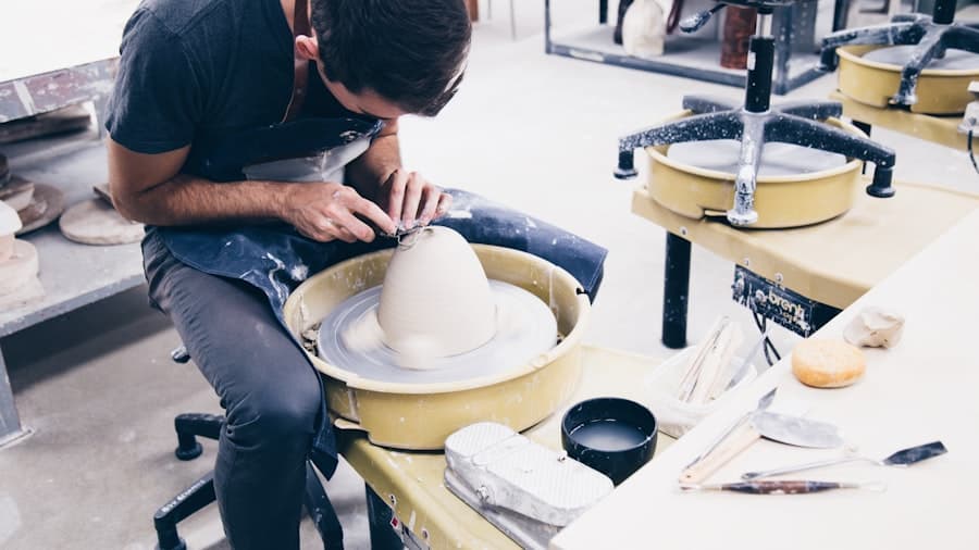 Un artisan façonne une pièce en céramique sur un tour de potier